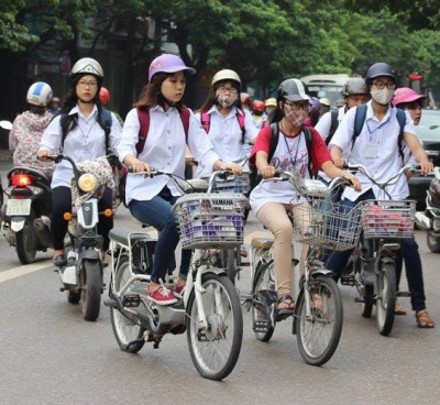 Đội mũ bảo hiểm khi đi xe đạp điện